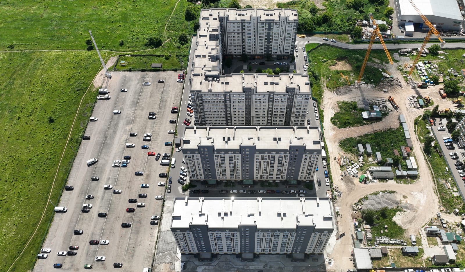 The Evromisto district by SAVO from the air: finished blocks, the parking strip, open fields and construction still running